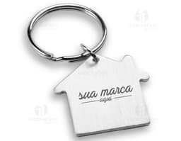 Chaveiro de metal com formato de casa, ideal para presentear ou utilizar como item decorativo. Adicione um toque especial às
