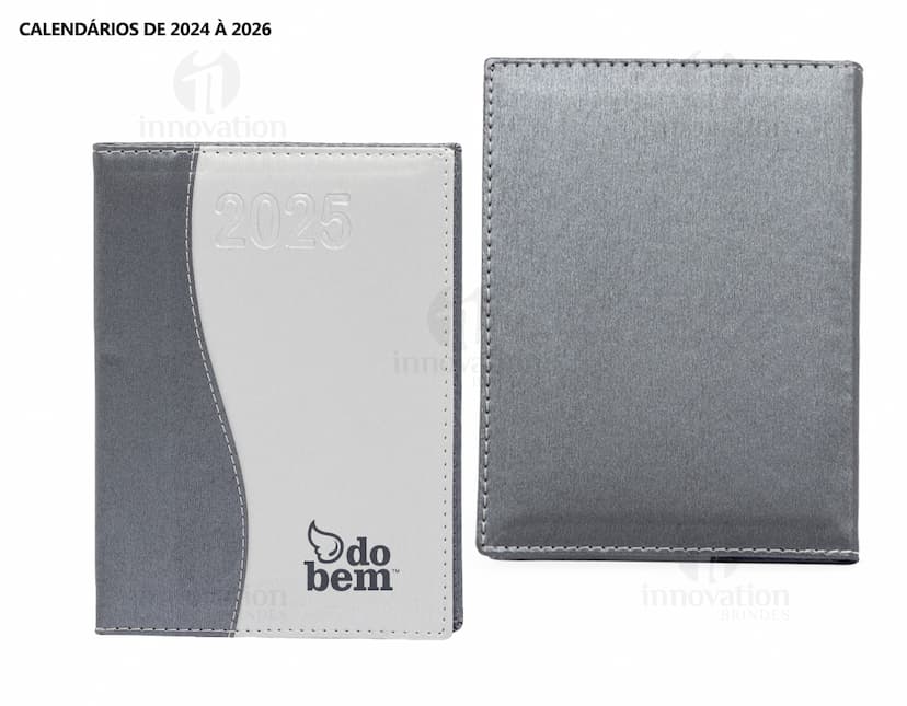 Agenda Diária 2025 aberta sobre uma mesa de escritório, ao lado de um notebook, papéis em branco, envelope, livro, mensagens, páginas vazias, pastas de escritório, documentos e um bloco de notas. A imagem representa um ambiente corporativo e de organização.