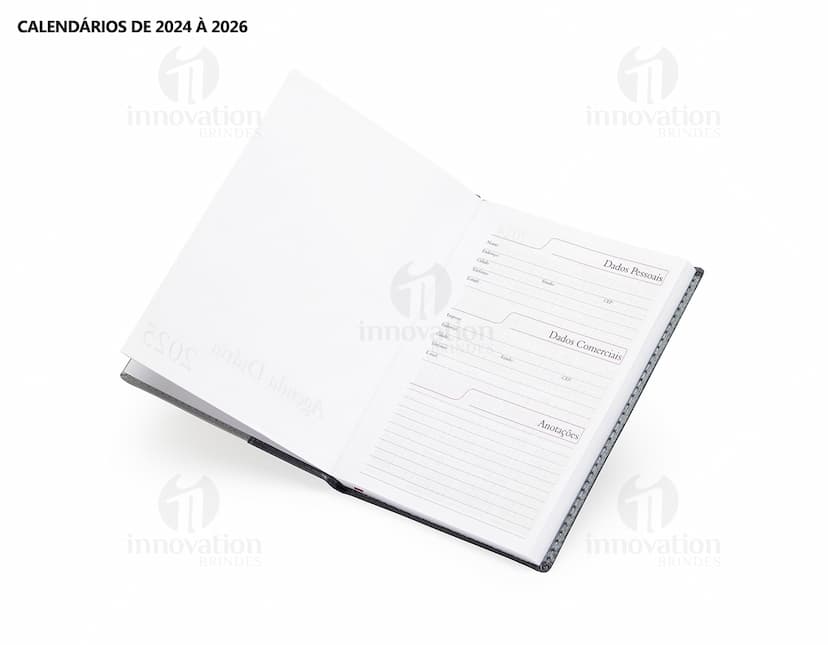Agenda Diária 2025 aberta sobre uma mesa de escritório, ao lado de um notebook, papéis em branco, envelope, livro, mensagens, páginas vazias, pastas de escritório, documentos e um bloco de notas. A imagem representa um ambiente corporativo e de organização.