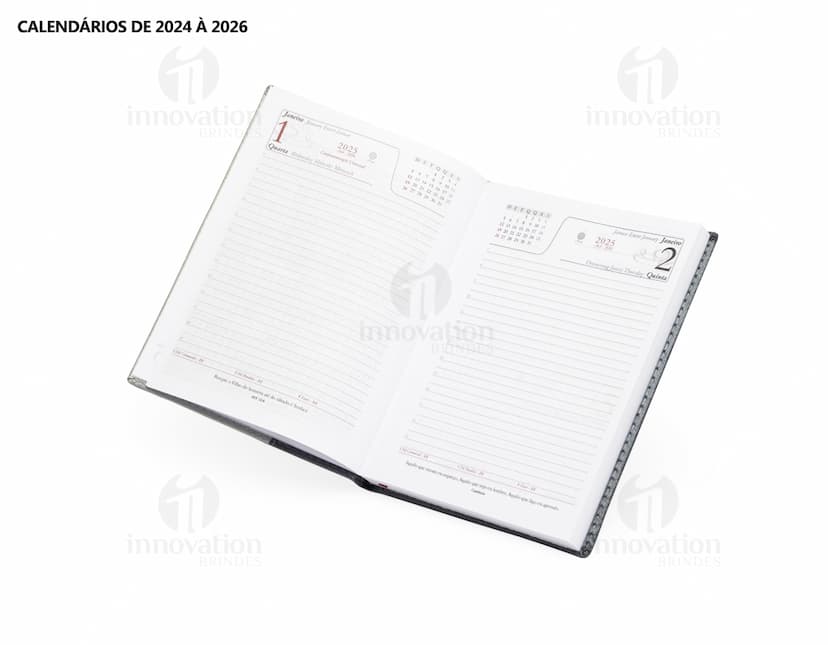 Agenda Diária 2025 aberta sobre uma mesa de escritório, ao lado de um notebook, papéis em branco, envelope, livro, mensagens, páginas vazias, pastas de escritório, documentos e um bloco de notas. A imagem representa um ambiente corporativo e de organização.