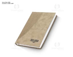 Agenda Diária 2025 com capa preta e nome em dourado. Páginas internas com layout limpo e organizado, marcador de página de