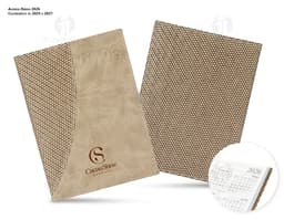 Agenda Diária 2025 com capa preta e nome em dourado. Páginas internas com layout limpo e organizado, marcador de página de