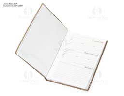Agenda Diária 2025 com capa preta e nome em dourado. Páginas internas com layout limpo e organizado, marcador de página de