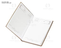 Agenda Diária 2025 com capa preta e nome em dourado. Páginas internas com layout limpo e organizado, marcador de página de