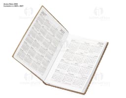 Agenda Diária 2025 com capa preta e nome em dourado. Páginas internas com layout limpo e organizado, marcador de página de