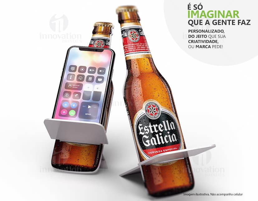 Porta celular acrílico transparente, em forma de garrafa de cerveja, com detalhes em amarelo e marrom.