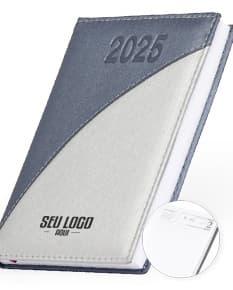 Agenda diária para o ano de 2025, capa em couro marrom com detalhes dourados e fecho de elástico. Páginas internas com layout limpo e organizado, incluindo calendários mensais e diários, marcadores e fita para melhor organização.