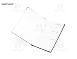 Agenda diária para o ano de 2025, com capa dura preta e detalhes em dourado. Páginas internas com layout organizado por dia e
