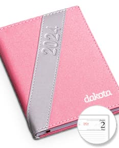 Agenda 2024 - Organize seu ano com estilo e praticidade. Ideal para anotações no trabalho, na escola ou em casa. Feita em couro amarelo de alta qualidade, com espaço para notas, cartões e dinheiro. Mantenha-se sempre organizado com esta agenda completa e elegante.