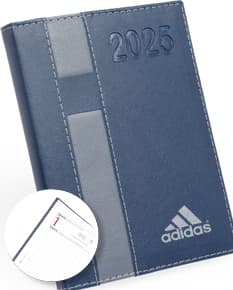 Agenda Diária 2025 em couro marrom, com design vintage e espaço para anotações diárias. Inclui fecho magnético, organizador interno, pen drive externo e textura elegante. Perfeita para planejamento financeiro, listas de tarefas e lembretes pessoais. Ideal para uso no escritório, escola ou em casa.