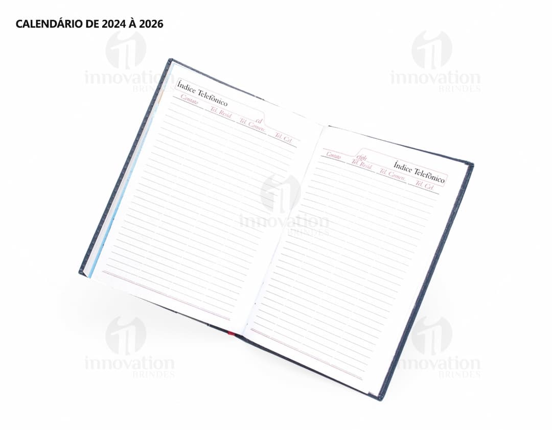 Agenda Diária 2025 em couro marrom, com design vintage e espaço para anotações diárias. Inclui fecho magnético, organizador interno, pen drive externo e textura elegante. Perfeita para planejamento financeiro, listas de tarefas e lembretes pessoais. Ideal para uso no escritório, escola ou em casa.