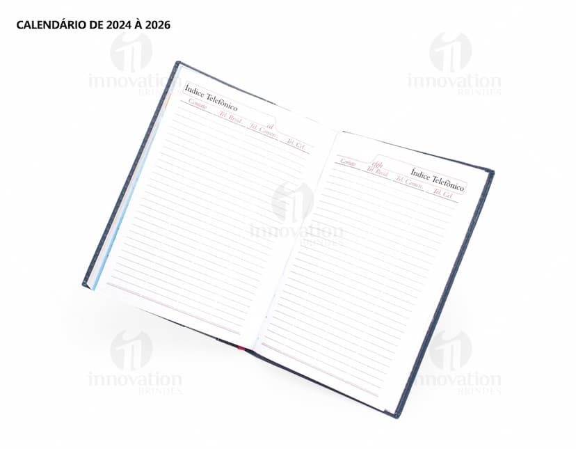 Agenda Diária 2025 em couro marrom, com design vintage e espaço para anotações diárias. Inclui fecho magnético, organizador interno, pen drive externo e textura elegante. Perfeita para planejamento financeiro, listas de tarefas e lembretes pessoais. Ideal para uso no escritório, escola ou em casa.