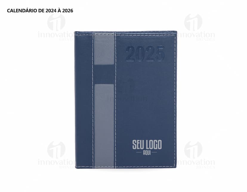 Agenda Diária 2025 em couro marrom, com design vintage e espaço para anotações diárias. Inclui fecho magnético, organizador interno, pen drive externo e textura elegante. Perfeita para planejamento financeiro, listas de tarefas e lembretes pessoais. Ideal para uso no escritório, escola ou em casa.