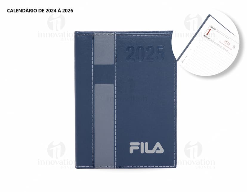 Agenda Diária 2025 em couro marrom, com design vintage e espaço para anotações diárias. Inclui fecho magnético, organizador interno, pen drive externo e textura elegante. Perfeita para planejamento financeiro, listas de tarefas e lembretes pessoais. Ideal para uso no escritório, escola ou em casa.