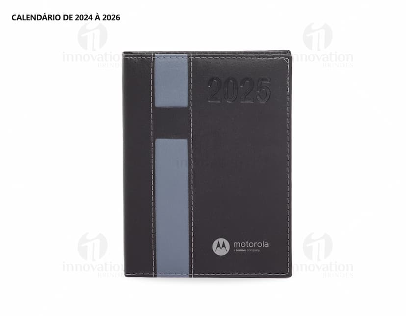 Agenda Diária 2025 em couro marrom, com design vintage e espaço para anotações diárias. Inclui fecho magnético, organizador interno, pen drive externo e textura elegante. Perfeita para planejamento financeiro, listas de tarefas e lembretes pessoais. Ideal para uso no escritório, escola ou em casa.