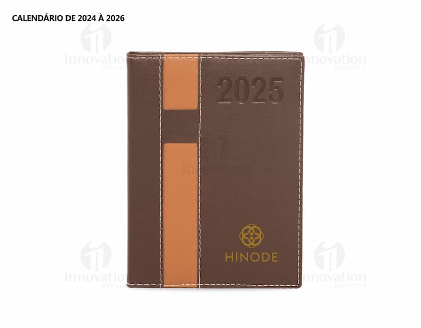 Agenda Diária 2025 em couro marrom, com design vintage e espaço para anotações diárias. Inclui fecho magnético, organizador interno, pen drive externo e textura elegante. Perfeita para planejamento financeiro, listas de tarefas e lembretes pessoais. Ideal para uso no escritório, escola ou em casa.