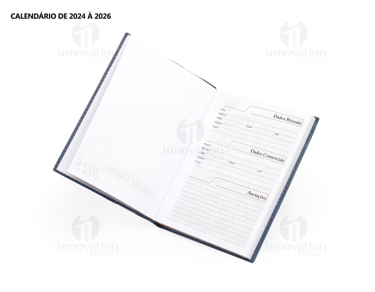 Agenda Diária 2025 em couro marrom, com design vintage e espaço para anotações diárias. Inclui fecho magnético, organizador interno, pen drive externo e textura elegante. Perfeita para planejamento financeiro, listas de tarefas e lembretes pessoais. Ideal para uso no escritório, escola ou em casa.