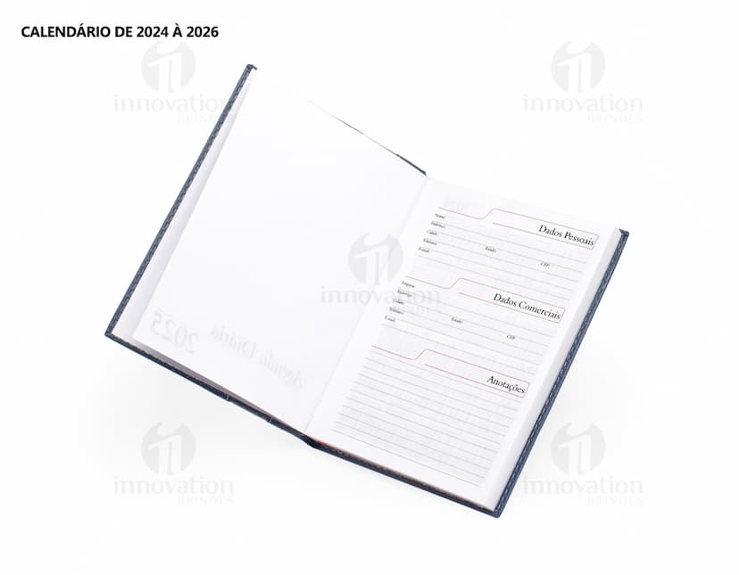 Agenda Diária 2025 em couro marrom, com design vintage e espaço para anotações diárias. Inclui fecho magnético, organizador interno, pen drive externo e textura elegante. Perfeita para planejamento financeiro, listas de tarefas e lembretes pessoais. Ideal para uso no escritório, escola ou em casa.