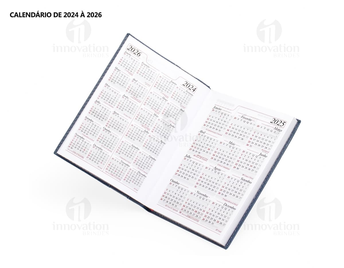Agenda Diária 2025 em couro marrom, com design vintage e espaço para anotações diárias. Inclui fecho magnético, organizador interno, pen drive externo e textura elegante. Perfeita para planejamento financeiro, listas de tarefas e lembretes pessoais. Ideal para uso no escritório, escola ou em casa.