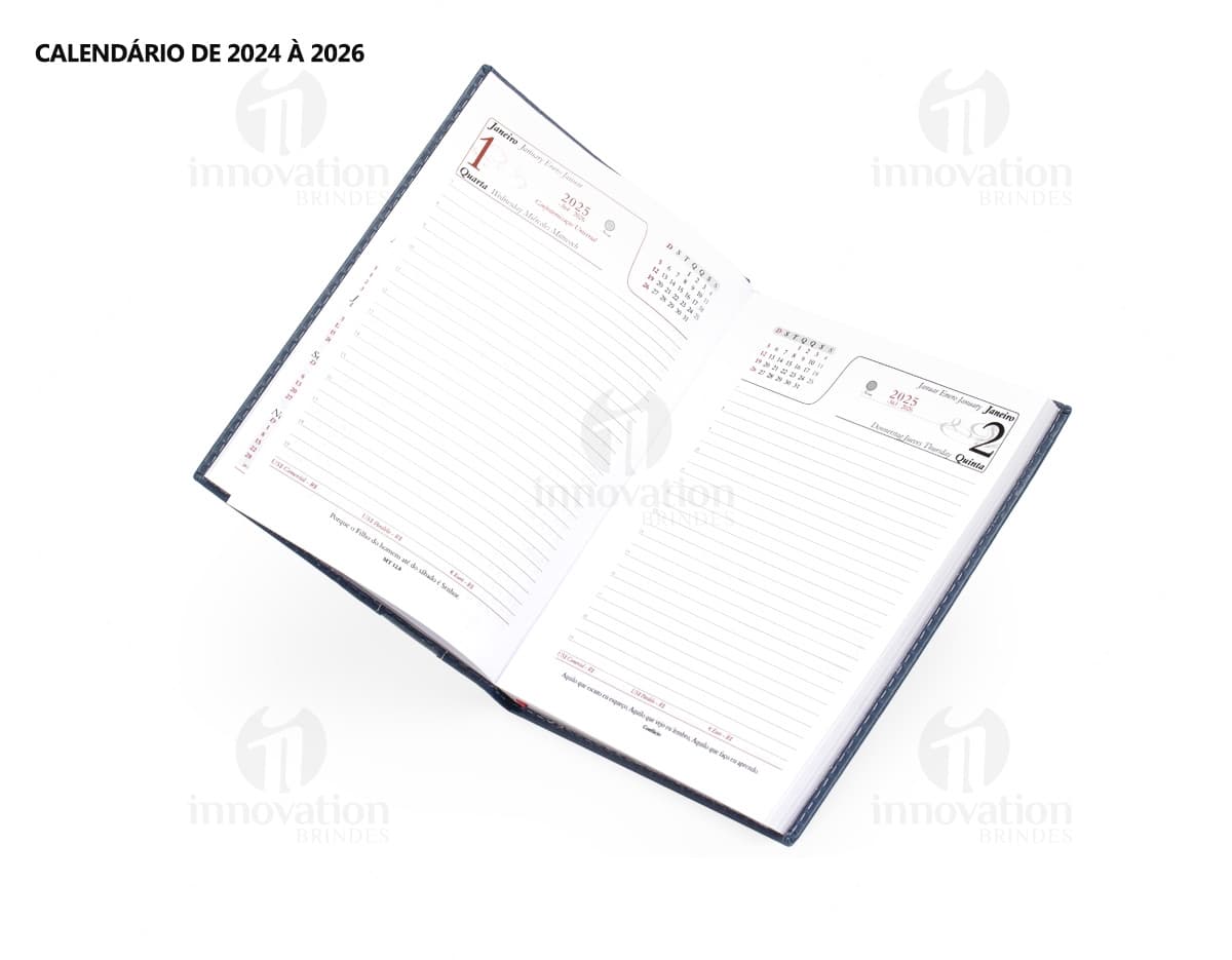 Agenda Diária 2025 em couro marrom, com design vintage e espaço para anotações diárias. Inclui fecho magnético, organizador interno, pen drive externo e textura elegante. Perfeita para planejamento financeiro, listas de tarefas e lembretes pessoais. Ideal para uso no escritório, escola ou em casa.