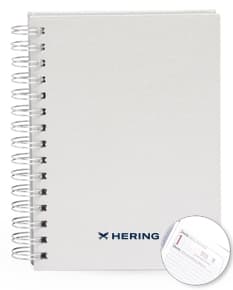 Foto de uma agenda diária para o ano de 2025, com capa marrom e uma espiral para folhear as páginas. Na imagem, é possível ver espaços em branco para escrever notas e lembretes, com um lápis e régua ao lado. A agenda está aberta em uma página em branco, pronta para ser preenchida com informações e compromissos.