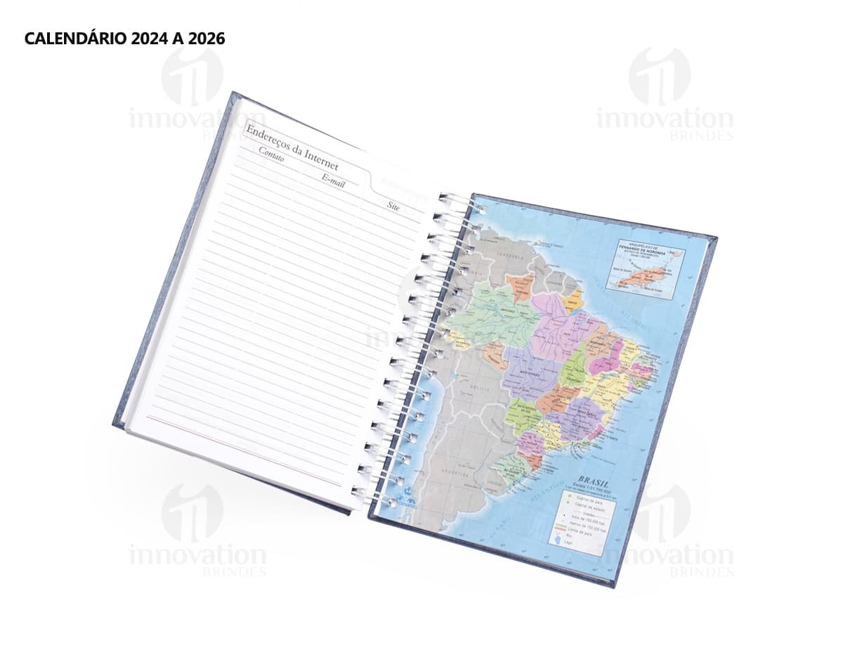 Foto de uma agenda diária para o ano de 2025, com capa marrom e uma espiral para folhear as páginas. Na imagem, é possível ver espaços em branco para escrever notas e lembretes, com um lápis e régua ao lado. A agenda está aberta em uma página em branco, pronta para ser preenchida com informações e compromissos.