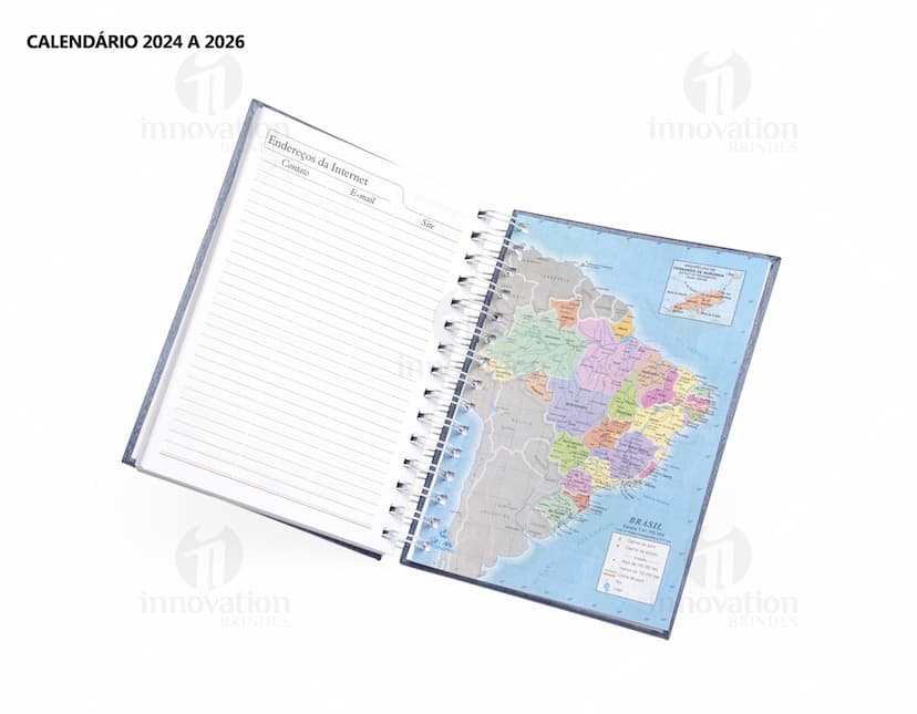 Foto de uma agenda diária para o ano de 2025, com capa marrom e uma espiral para folhear as páginas. Na imagem, é possível ver espaços em branco para escrever notas e lembretes, com um lápis e régua ao lado. A agenda está aberta em uma página em branco, pronta para ser preenchida com informações e compromissos.
