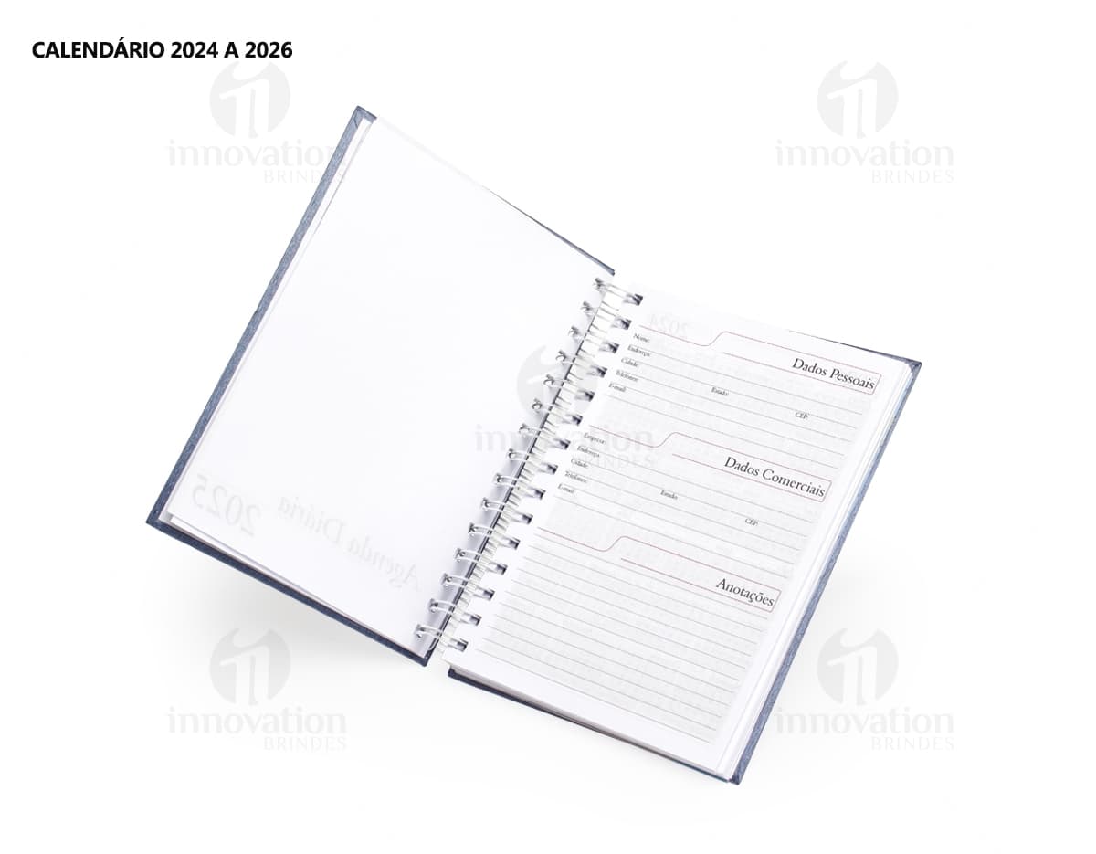Foto de uma agenda diária para o ano de 2025, com capa marrom e uma espiral para folhear as páginas. Na imagem, é possível ver espaços em branco para escrever notas e lembretes, com um lápis e régua ao lado. A agenda está aberta em uma página em branco, pronta para ser preenchida com informações e compromissos.