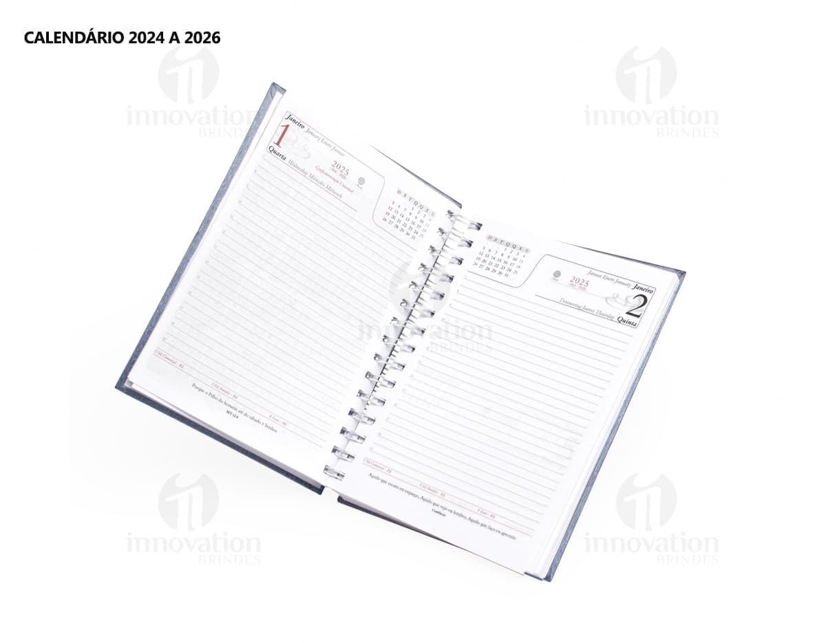Foto de uma agenda diária para o ano de 2025, com capa marrom e uma espiral para folhear as páginas. Na imagem, é possível ver espaços em branco para escrever notas e lembretes, com um lápis e régua ao lado. A agenda está aberta em uma página em branco, pronta para ser preenchida com informações e compromissos.