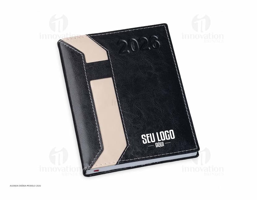 Agenda em couro preto com suporte para caneta.