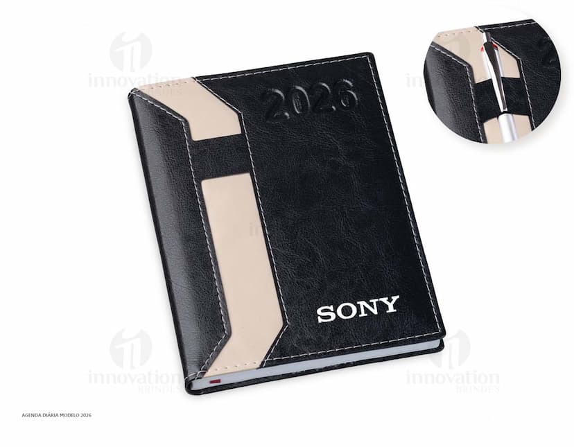 Agenda em couro preto com suporte para caneta.
