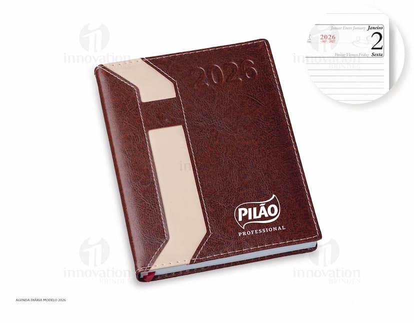 Agenda em couro preto com suporte para caneta.