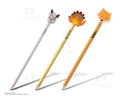 Lápis com borracha em destaque, com design colorido e florido. O lápis traz um desenho de uma girafa e elementos gráficos