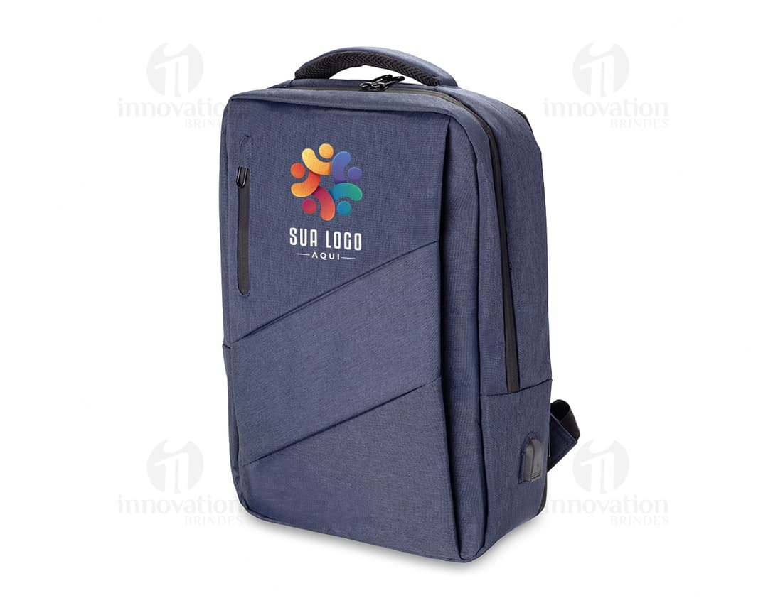 Mochila preta de couro com expansor para notebook, ideal para armazenar equipamentos e objetos importantes de forma segura e