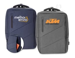 Mochila preta de couro com expansor para notebook, ideal para armazenar equipamentos e objetos importantes de forma segura e