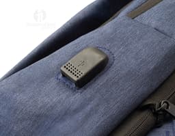 Mochila preta de couro com expansor para notebook, ideal para armazenar equipamentos e objetos importantes de forma segura e