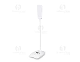 Luminária de mesa recarregável com design moderno e clean. Feita de metal e plástico na cor prata, possui botões e rodas para