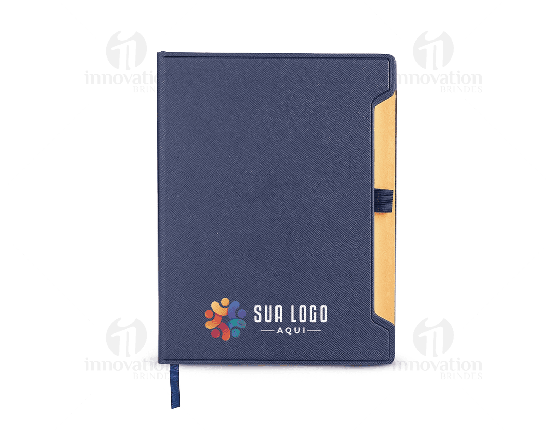 Caderneta de couro sintético preto, vazia e aberta, com páginas em branco. O objeto de escritório possui fechamento com