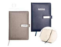 Cuaderno de cuero sintético negro, ideal para negocios. Posee papel en blanco, estuche para guardar dinero, documentos y