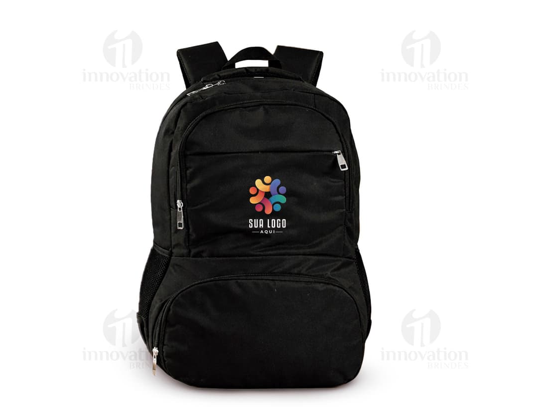 Mochila de poliéster negra con capacidad de 26L, con asa de mano y correas para los hombros. Posee cremallera, bolsillos y