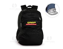 Mochila de poliéster negra con capacidad de 26L, con asa de mano y correas para los hombros. Posee cremallera, bolsillos y