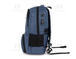 Mochila de poliéster negra con capacidad de 26L, con asa de mano y correas para los hombros. Posee cremallera, bolsillos y