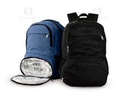 Mochila de poliéster negra con capacidad de 26L, con asa de mano y correas para los hombros. Posee cremallera, bolsillos y