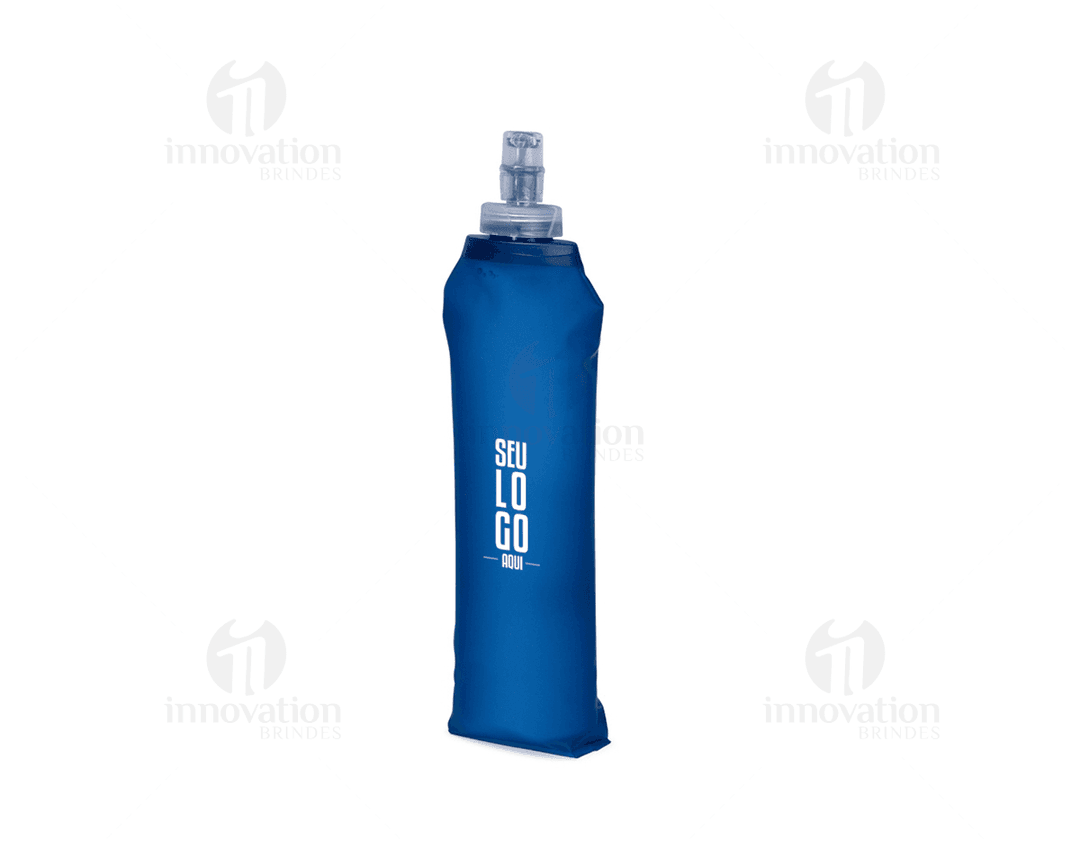 Garrafa de plástico transparente, com tampa, etiqueta e líquido. O produto é um Squeeze Dobrável TPU 500ml, indicado para