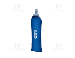Garrafa de plástico transparente, com tampa, etiqueta e líquido. O produto é um Squeeze Dobrável TPU 500ml, indicado para