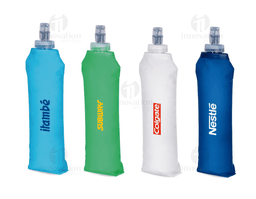 Garrafa de plástico transparente, com tampa, etiqueta e líquido. O produto é um Squeeze Dobrável TPU 500ml, indicado para