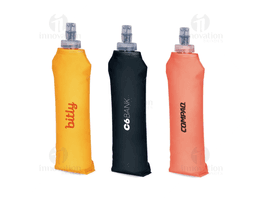 Garrafa de plástico transparente, com tampa, etiqueta e líquido. O produto é um Squeeze Dobrável TPU 500ml, indicado para