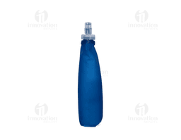 Garrafa de plástico transparente, com tampa, etiqueta e líquido. O produto é um Squeeze Dobrável TPU 500ml, indicado para