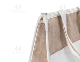 Bolsa Térmica de algodón y yuta en embalaje de cartón abierto, vacío, con cinta de regalo.