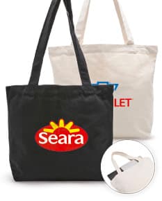 Sacola de lona preta com alça de couro, fecho com zíper, sem ninguém segurando, design elegante e moderno. Está vazia e pronta para ser usada para compras ou transporte de itens.